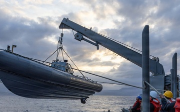 USS Oscar Austin (DDG 79) Conducts Daily Operations