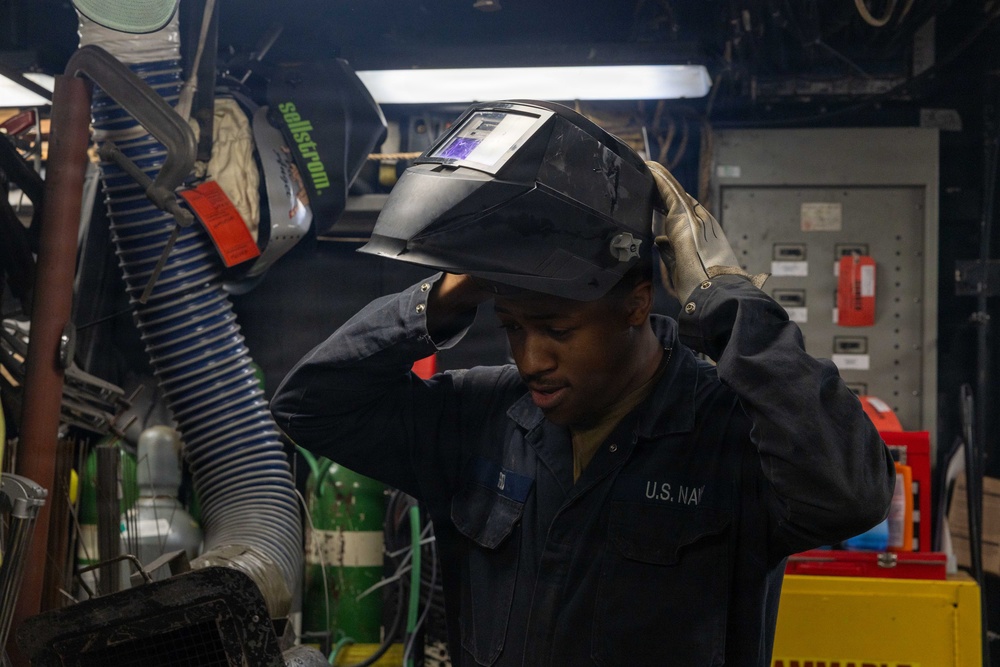 USS Oscar Austin (DDG 79) Conducts Daily Operations