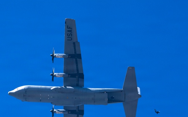 U.S. Air Force Wings of Blue showcase parachute excellence in Chile