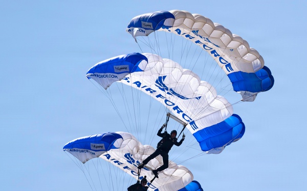U.S. Air Force Wings of Blue showcase parachute excellence in Chile