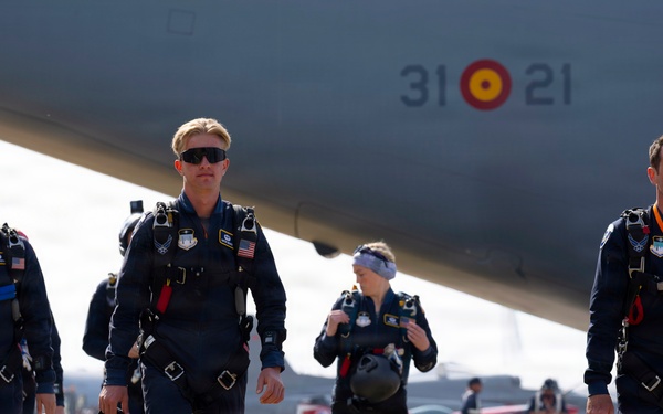 U.S. Air Force Wings of Blue showcase parachute excellence in Chile