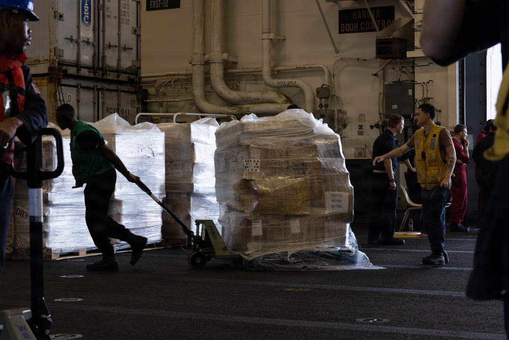 31st MEU | Marines and Sailors resupply at sea