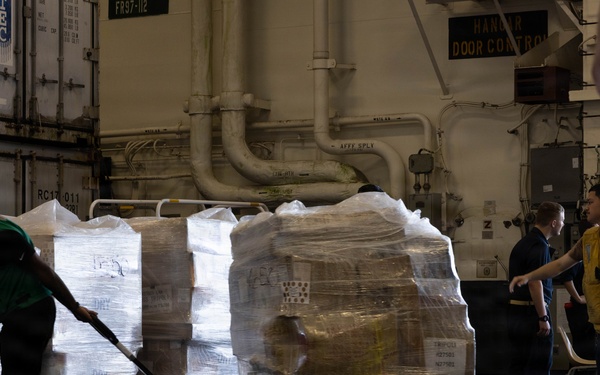 31st MEU | Marines and Sailors resupply at sea