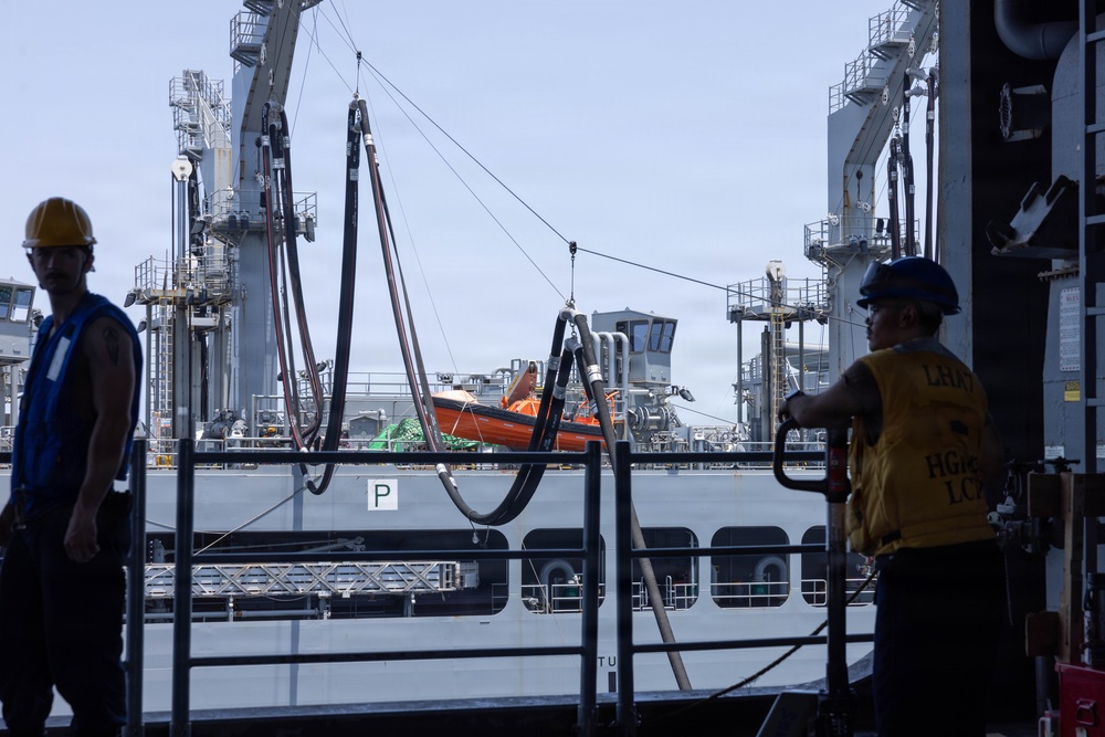 31st MEU | Marines and Sailors resupply at sea