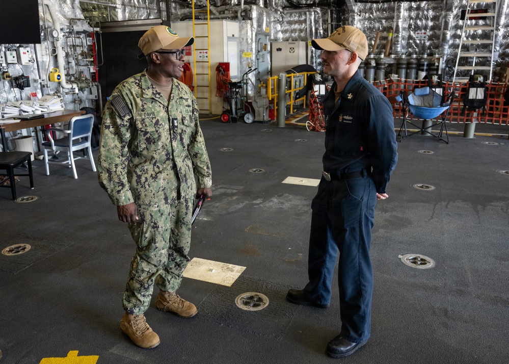 U.S. Pacific Fleet Master Chief Don Davis conducts battlespace circulation in NRSW