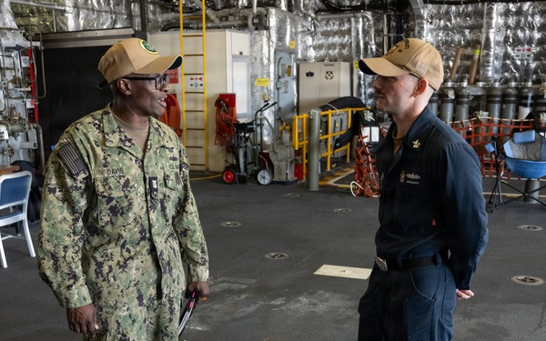U.S. Pacific Fleet Master Chief Don Davis conducts battlespace circulation in NRSW