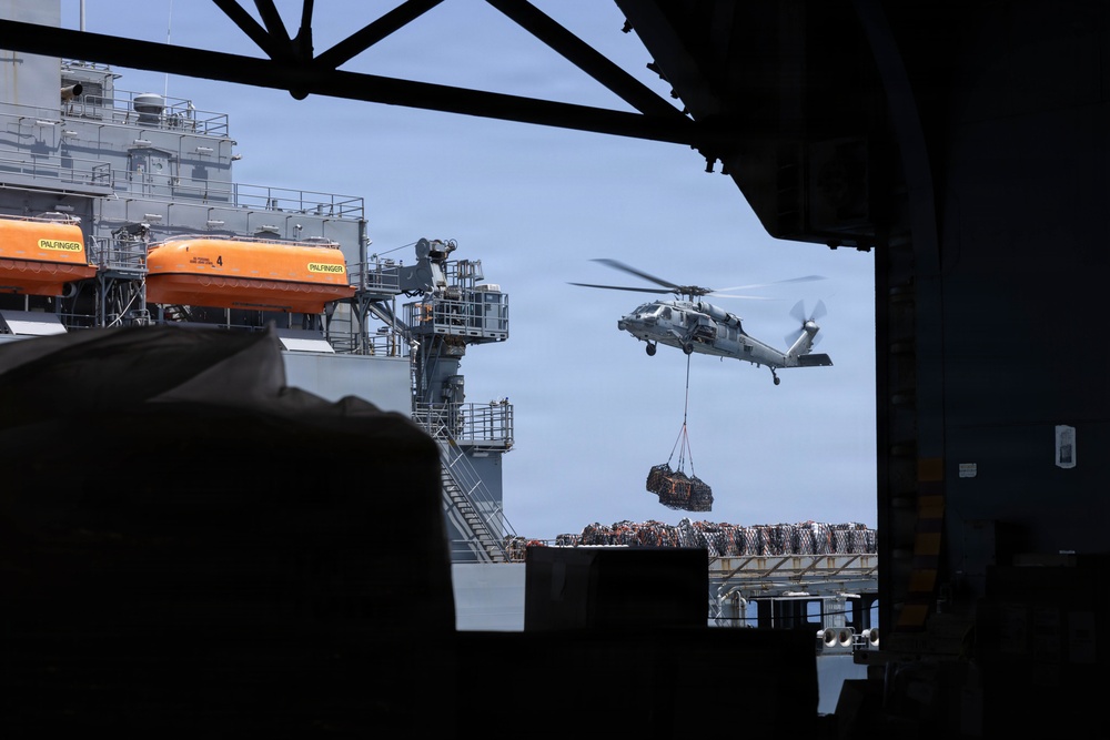 31st MEU | Marines and Sailors resupply at sea