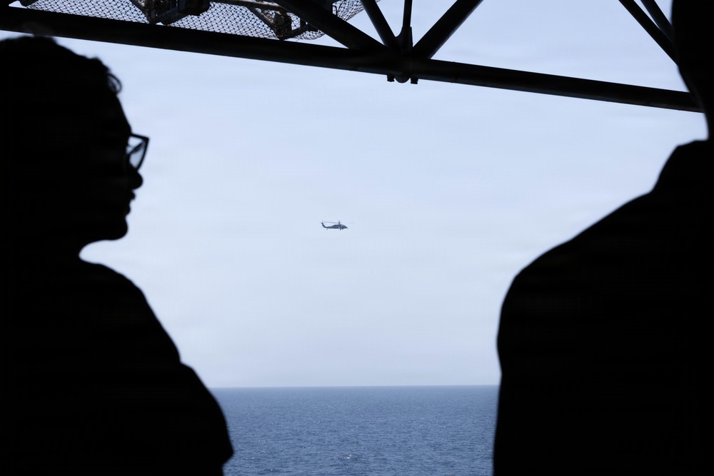 31st MEU | Marines and Sailors resupply at sea