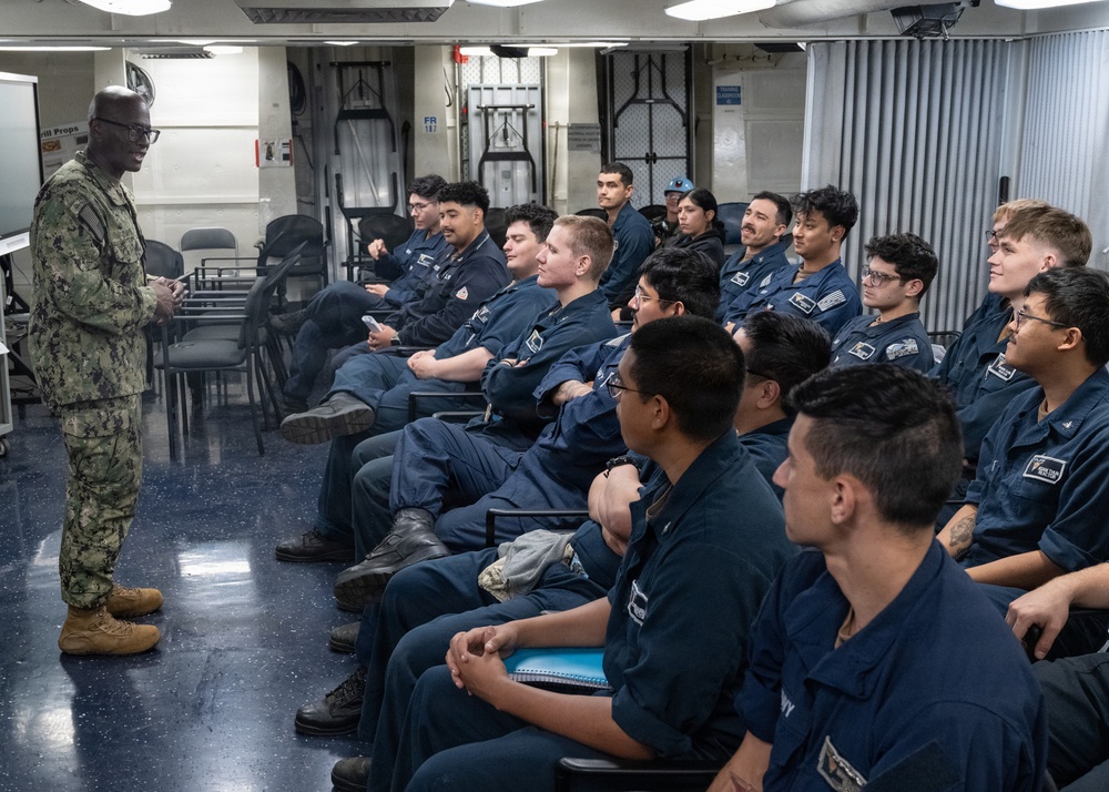 U.S. Pacific Fleet Master Chief Don Davis conducts battlespace circulation in NRSW