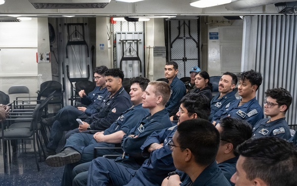 U.S. Pacific Fleet Master Chief Don Davis conducts battlespace circulation in NRSW