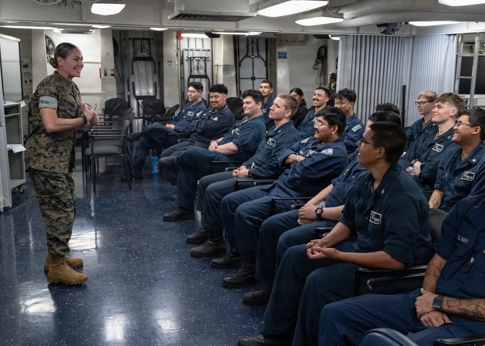 U.S. Pacific Fleet Master Chief Don Davis conducts battlespace circulation in NRSW