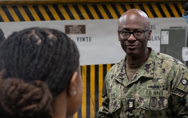 U.S. Pacific Fleet Master Chief Don Davis conducts battlespace circulation in NRSW