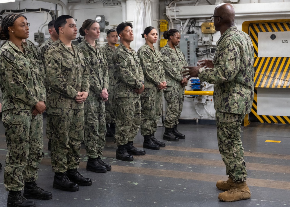 U.S. Pacific Fleet Master Chief Don Davis conducts battlespace circulation in NRSW