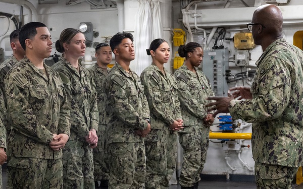 U.S. Pacific Fleet Master Chief Don Davis conducts battlespace circulation in NRSW