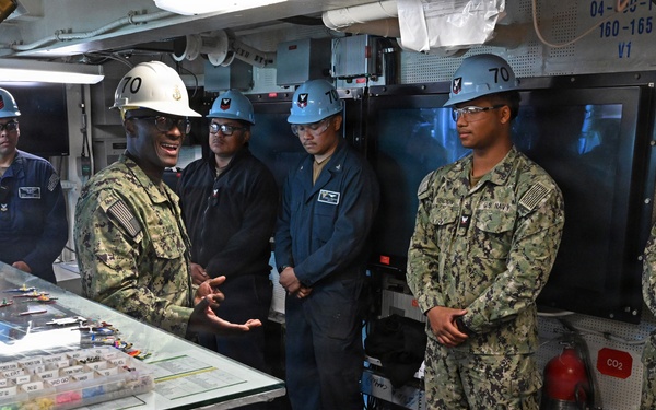 U.S. Pacific Fleet Master Chief Don Davis conducts battlespace circulation in NRSW