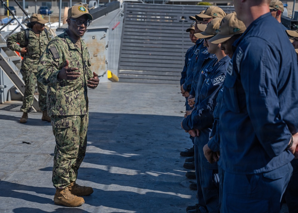 U.S. Pacific Fleet Master Chief Don Davis conducts battlespace circulation in NRSW