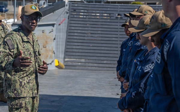 U.S. Pacific Fleet Master Chief Don Davis conducts battlespace circulation in NRSW