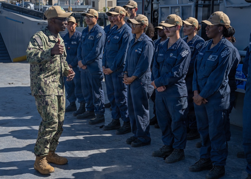 U.S. Pacific Fleet Master Chief Don Davis conducts battlespace circulation in NRSW