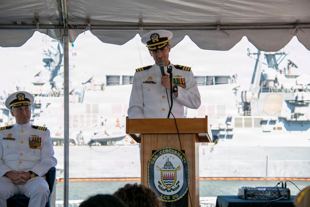 USS Cincinnati Holds Change of Command Ceremony