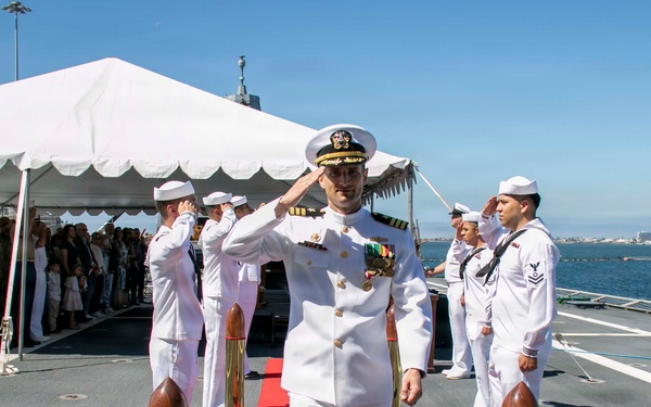 USS Cincinnati Holds Change of Command Ceremony