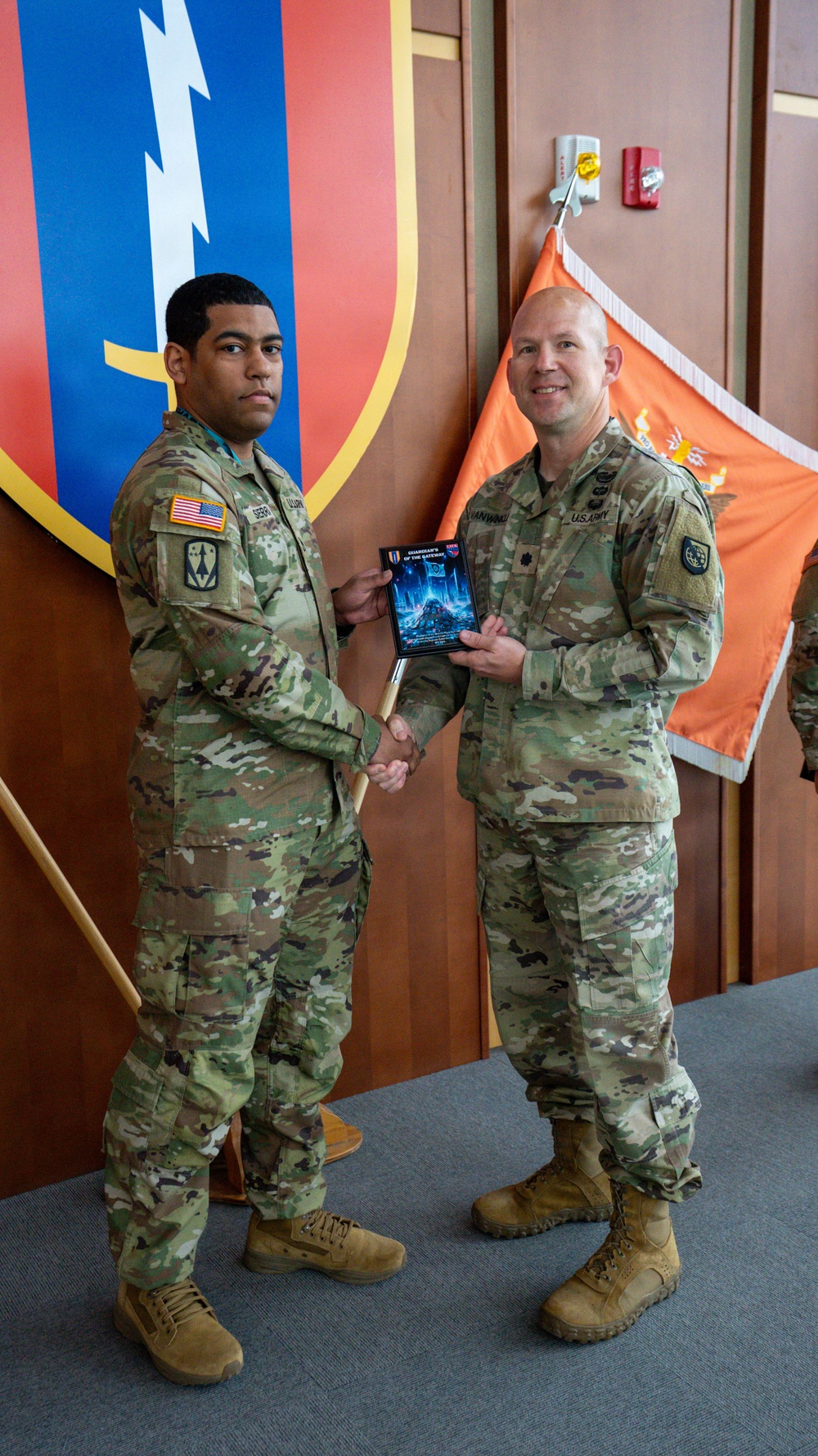 LTC Vanwinkle presents award to top 3 soldier