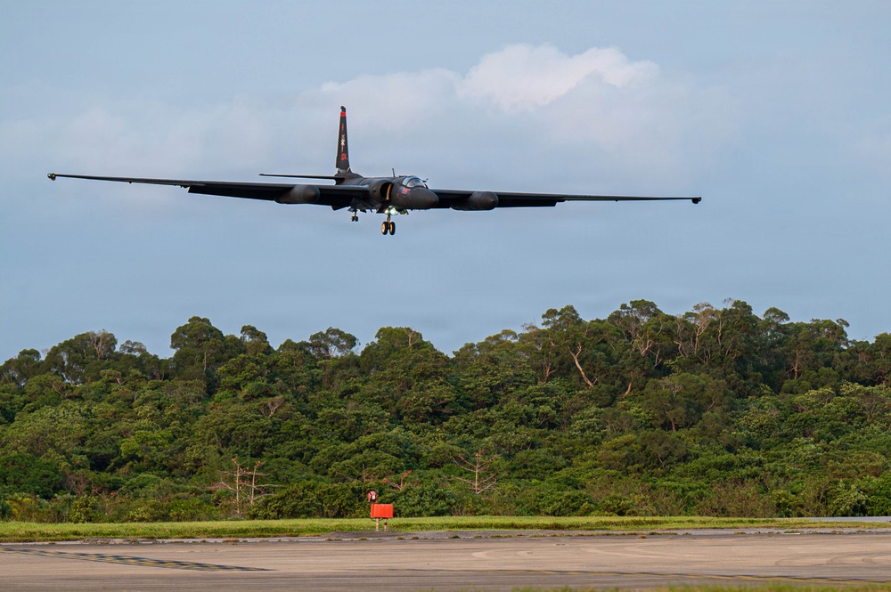 U-2 Dragon Lady lands at Kadena