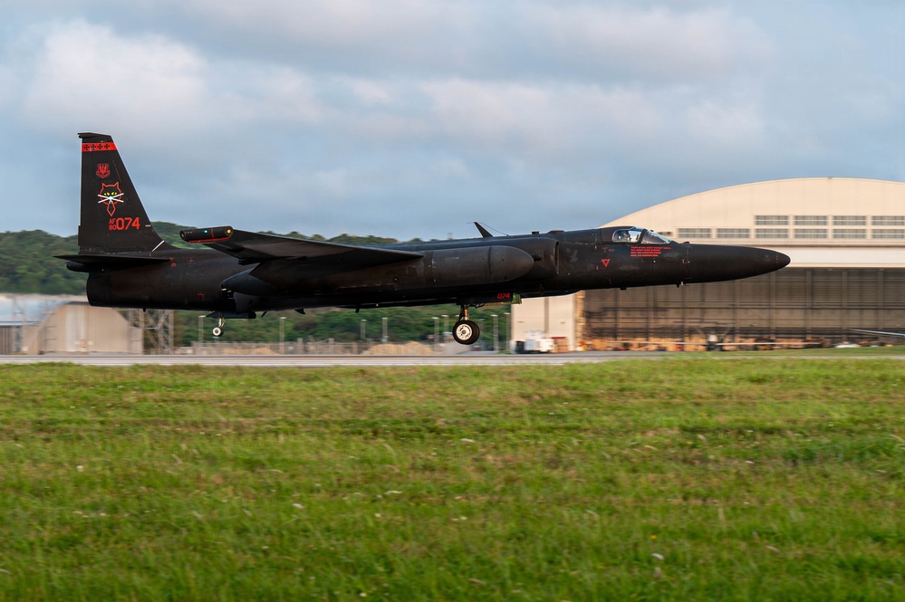 U-2 Dragon Lady lands at Kadena