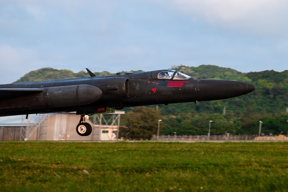 U-2 Dragon Lady lands at Kadena