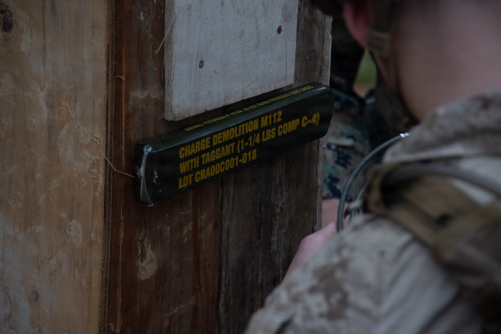 9th ESB and 3rd Recon Marines Conduct a Demo Range
