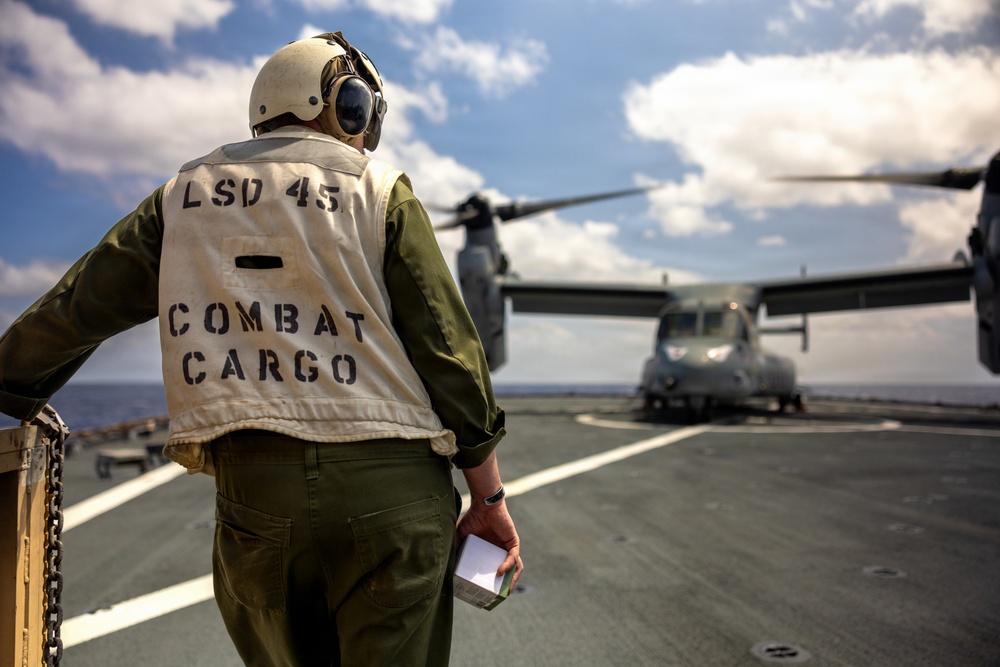 11th MEU Marines, Sailors Conduct Flight Operations Aboard USS Comstock
