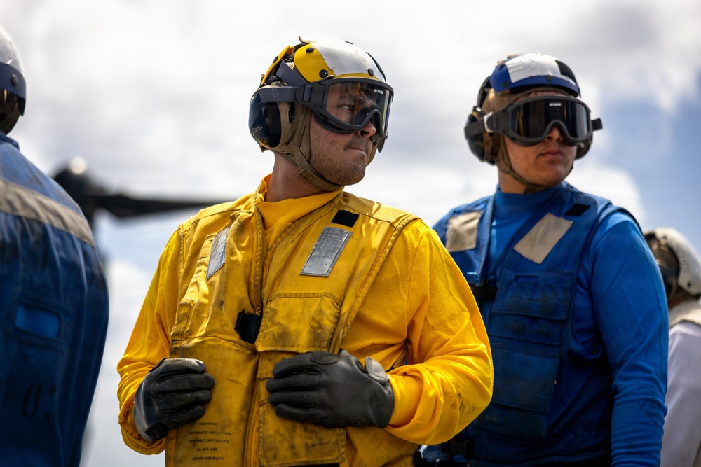 11th MEU Marines, Sailors Conduct Flight Operations Aboard USS Comstock