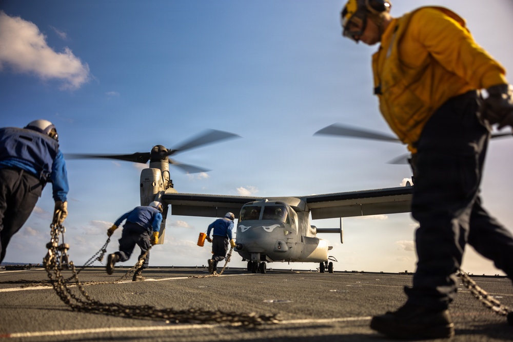 11th MEU Marines, Sailors Conduct Flight Operations Aboard USS Comstock
