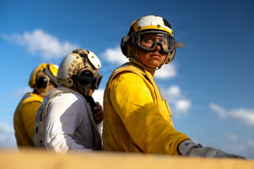 11th MEU Marines, Sailors Conduct Flight Operations Aboard USS Comstock