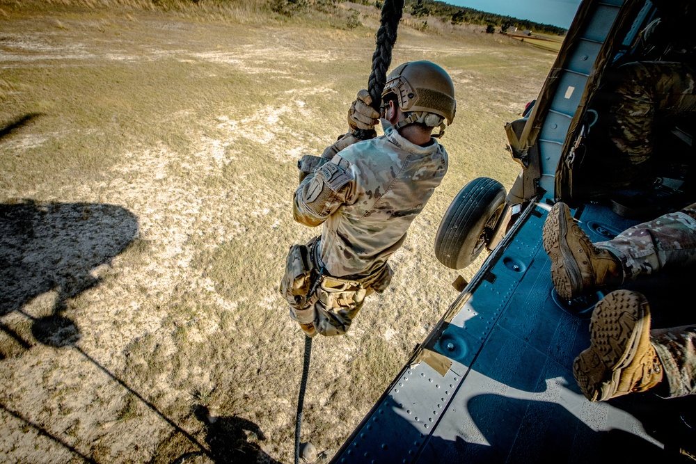 6th RTB soldier fast ropes from UH-60