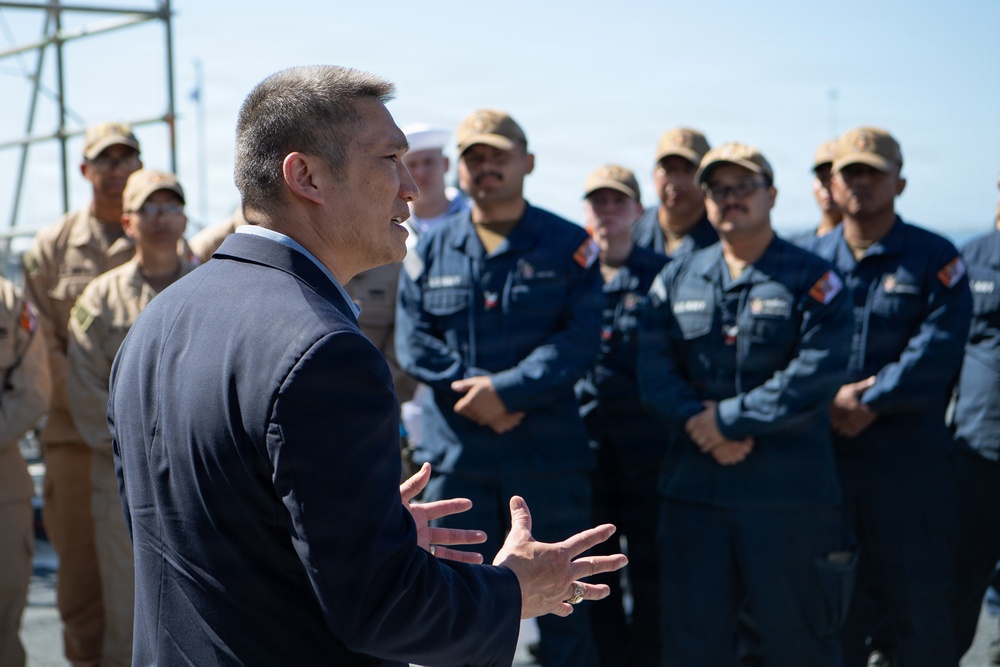 Under Secretary of the Navy visits USS Cincinnati