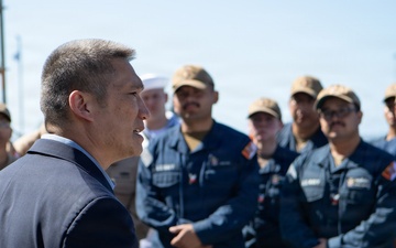 Under Secretary of the Navy visits USS Cincinnati
