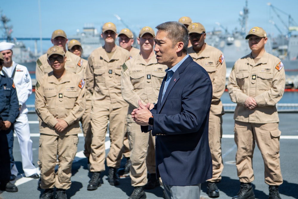 Under Secretary of the Navy visits USS Cincinnati