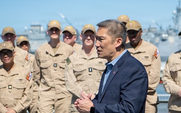 Under Secretary of the Navy visits USS Cincinnati