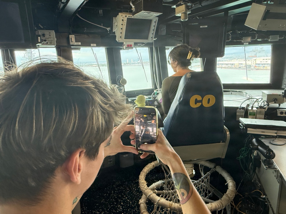 USS Daniel Inouye hosts UHM students