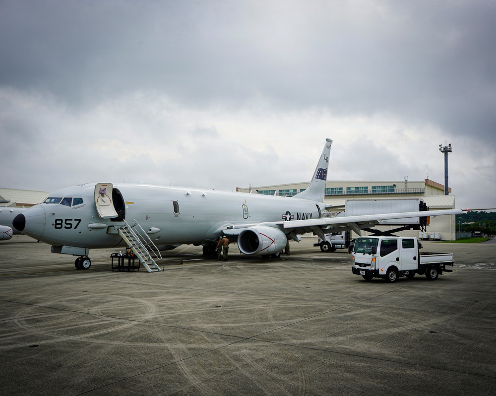 VP-26 Tridents Conduct Routine Maintenance