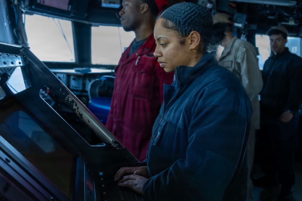 Watch Standers aboard USS Gonzalez (DDG 66)
