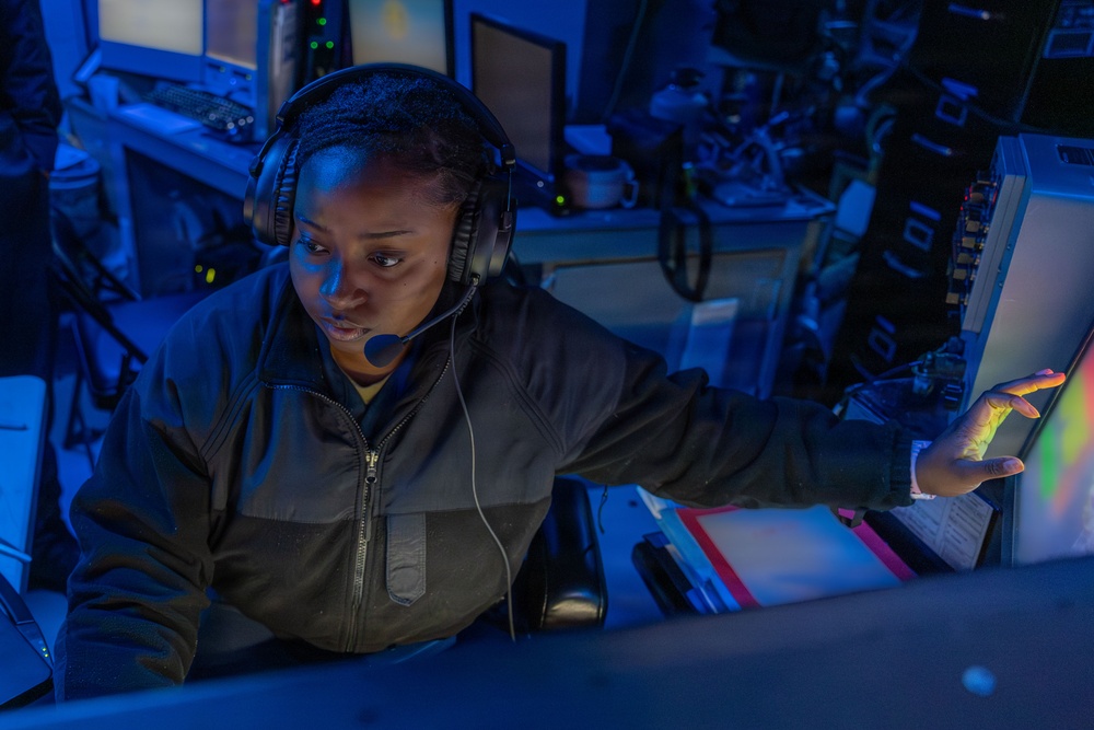 Watch Standers aboard USS Gonzalez (DDG 66)