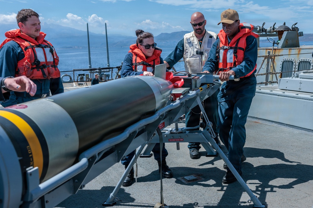 Mark 32 Torpedo Tube maintenance aboard USS Gonzalez (DDG 66)
