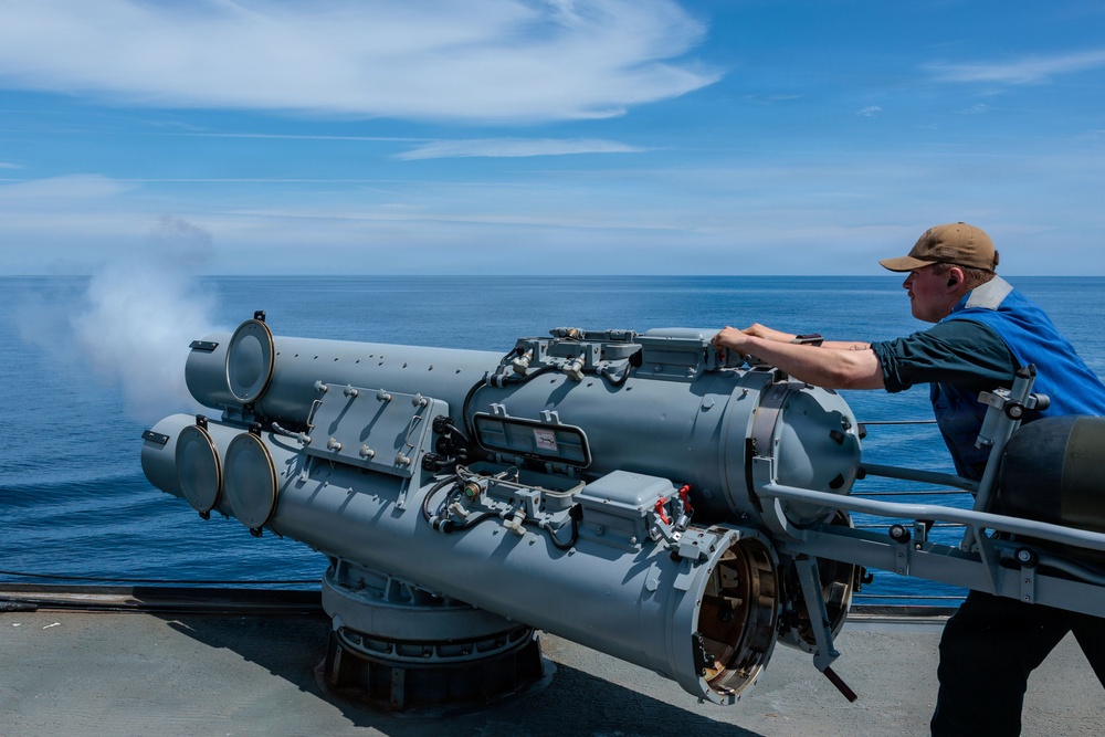 Mark 32 Torpedo Tube maintenance aboard USS Gonzalez (DDG 66)