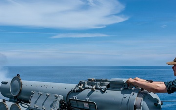 Mark 32 Torpedo Tube maintenance aboard USS Gonzalez (DDG 66)