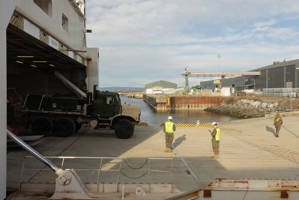 CORE26 | U.S. Marines Offload Ground and Logistical Equipment after Arctic Exercise