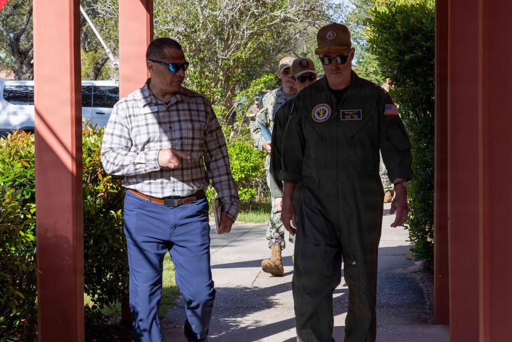 CNIC Commander visits NAS Pensacola