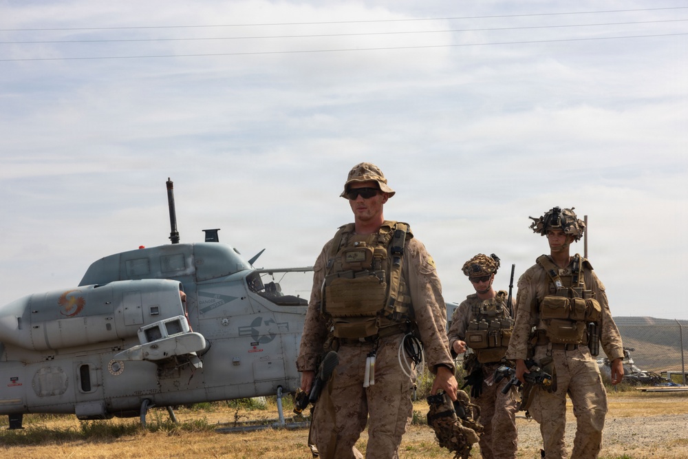 13th MEU Participates in Vertical Assault Course
