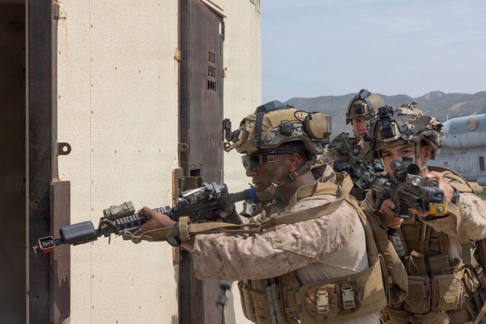 13th MEU Participates in Vertical Assault Course
