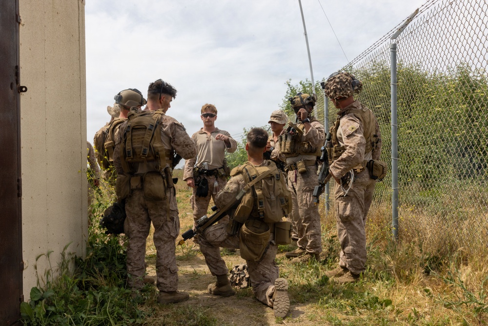13th MEU Participates in Vertical Assault Course